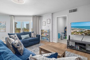 Tv, bordsfotboll, ett bordtennisbord och böcker