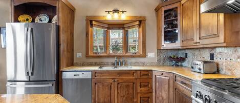 Jääkaappi, mikroaaltouuni, uuni, liesi