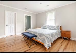 3 habitaciones, tabla de planchar con plancha, wifi y ropa de cama 