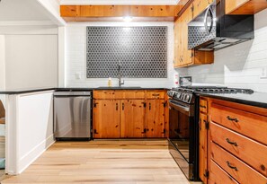 Microwave, oven, stovetop, dishwasher - Charming 3-bedroom house with AC in lovely Hammond (Hammond)