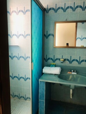 Habitación doble económica | Baño | Jabón, shampoo, papel de baño