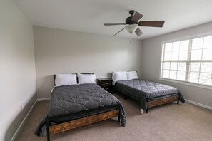 4 bedrooms, desk, free WiFi, bed sheets
