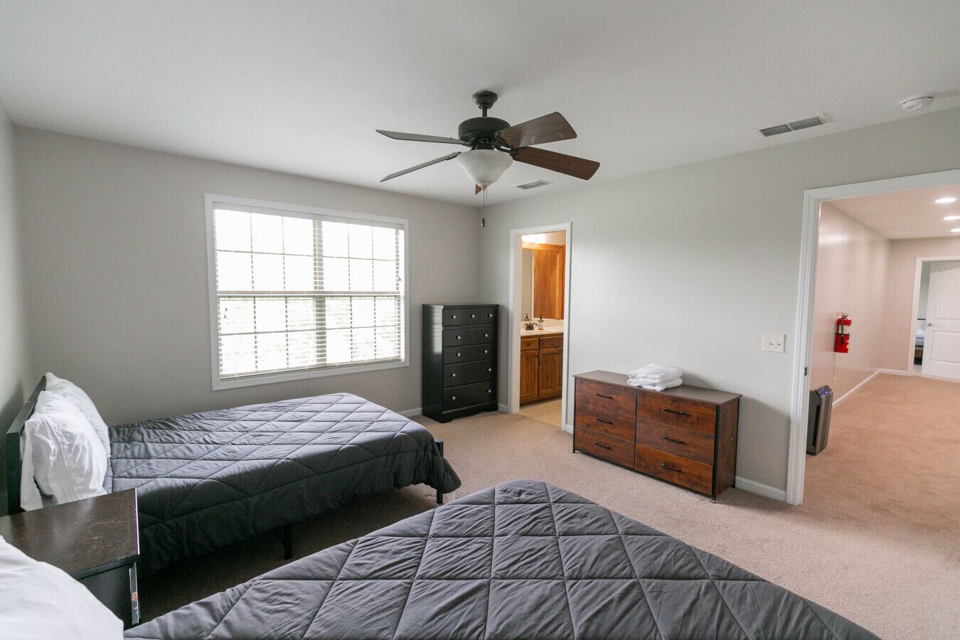 4 多间卧室、办公桌、免费 WiFi、床单