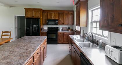 4BD House Farm Stay on Lake and Duck River