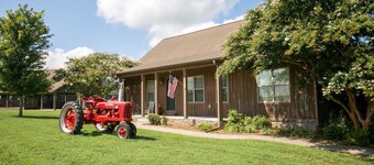 4BD House Farm Stay on Lake and Duck River