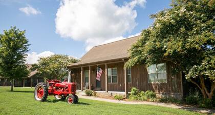 4BD House Farm Stay on Lake and Duck River