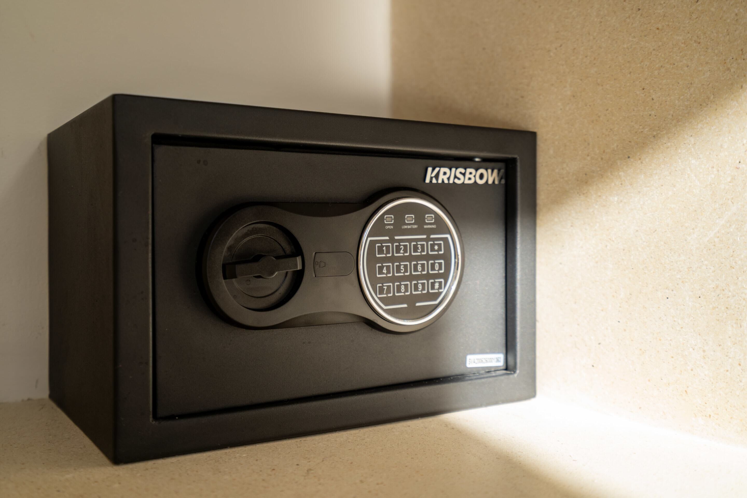 Una caja fuerte negra con un dial de combinación y una cerradura para llave.