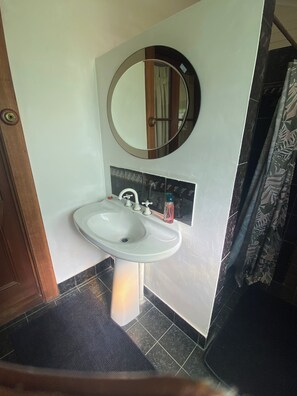 Dusche, Handtücher, Seife, Toilettenpapier