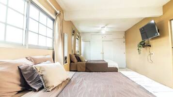 4 bedrooms, iron/ironing board, WiFi, bed sheets