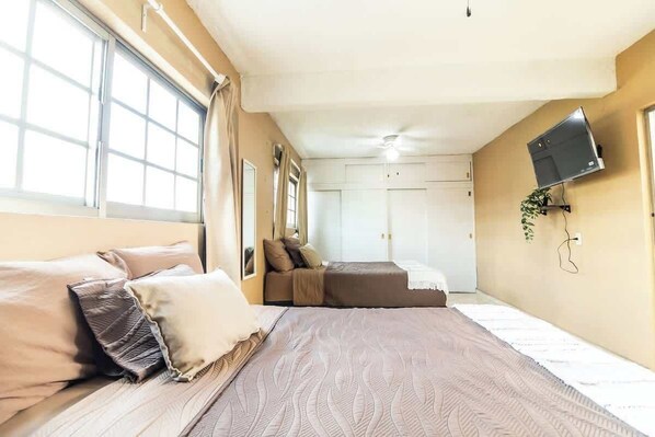 4 bedrooms, iron/ironing board, WiFi, bed sheets