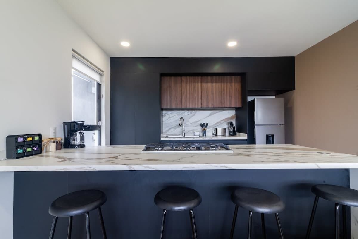 Jääkaappi, mikroaaltouuni, liesi, kahvin-/teenkeitin