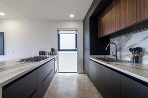Geladeira, micro-ondas, cooktop, cafeteira/chaleira
