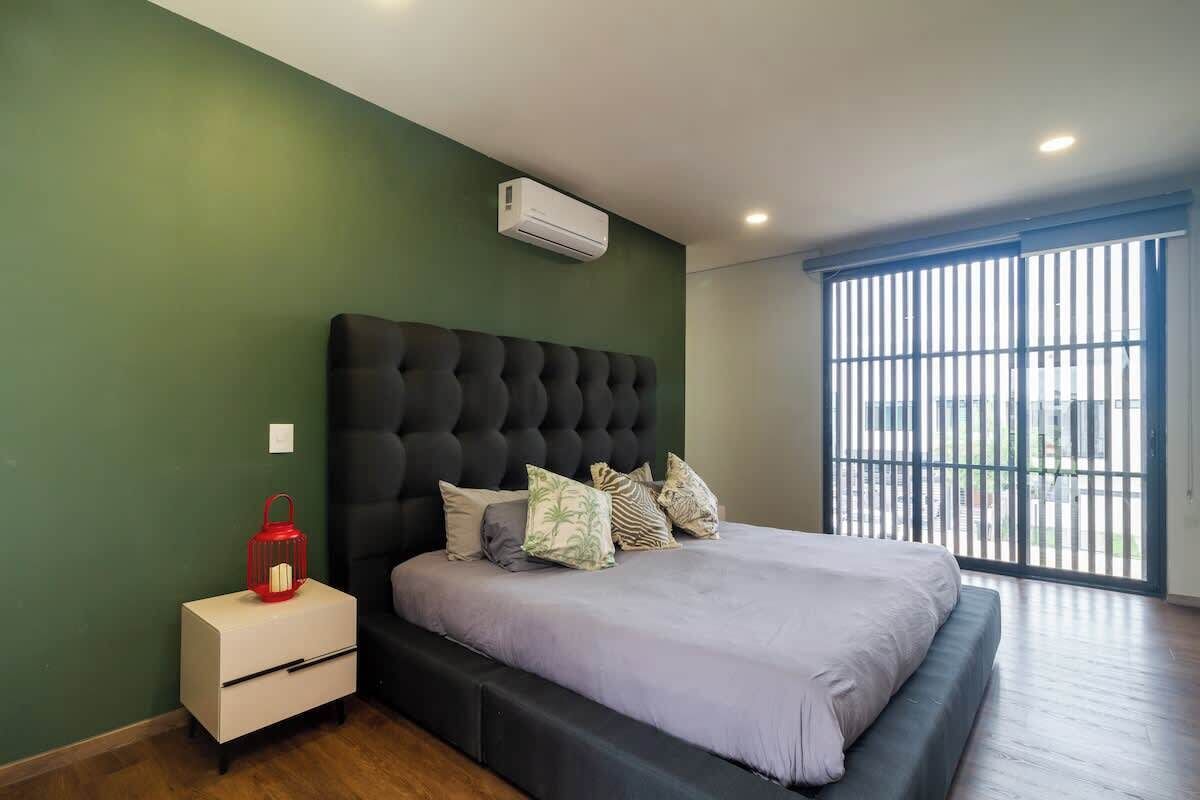 3 slaapkamers, een strijkplank/strijkijzer, wifi, beddengoed