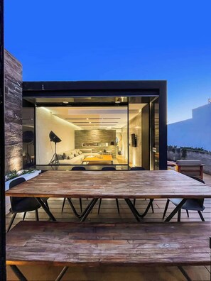 Una casa moderna con un espacio abierto que integra sala de estar y comedor.