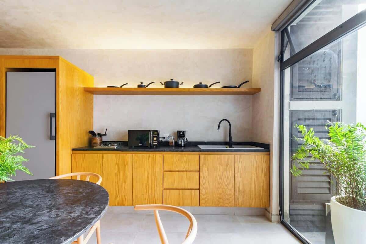 Cafetière/bouilloire, réfrigérateur, micro-ondes, plaque de cuisson