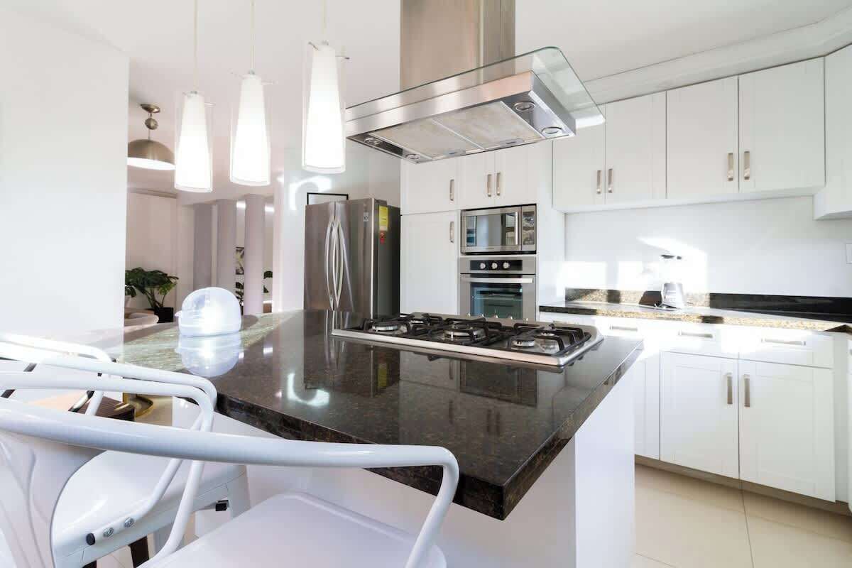 Geladeira, micro-ondas, fogão, cooktop