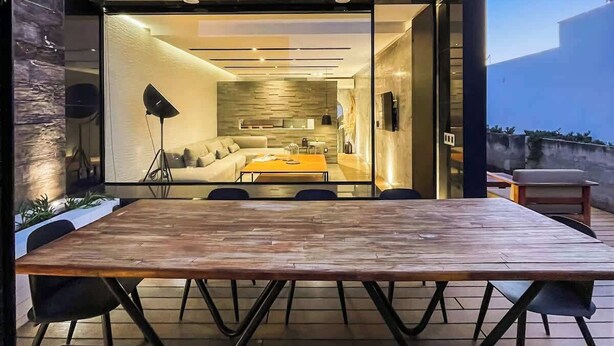 Ein modernes Haus mit offener Wohn- und Essbereich.