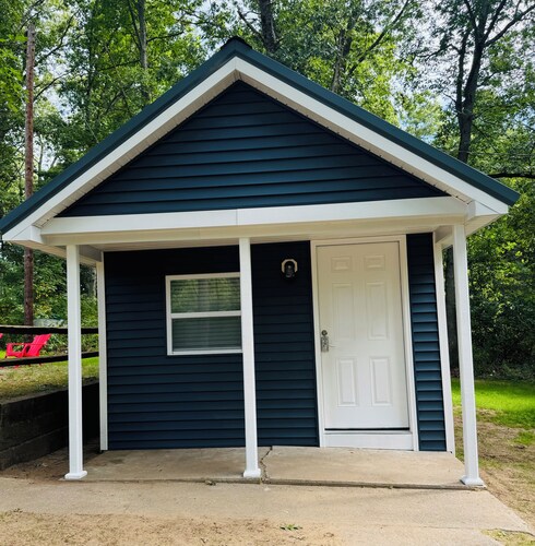 Evergreen Escape 1 bed cabin near Tippy Dam, Trails, Lake Mi, Manistee River NEW
