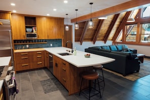 Fridge, microwave, oven, stovetop - Eco-Friendly Cozy Cabin in Homewood (Homewood)