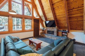 スマートテレビ、暖炉、書庫