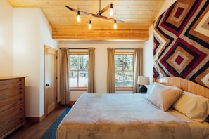 4 bedrooms, desk, iron/ironing board, free WiFi - Eco-Friendly Cozy Cabin in Homewood (Homewood)