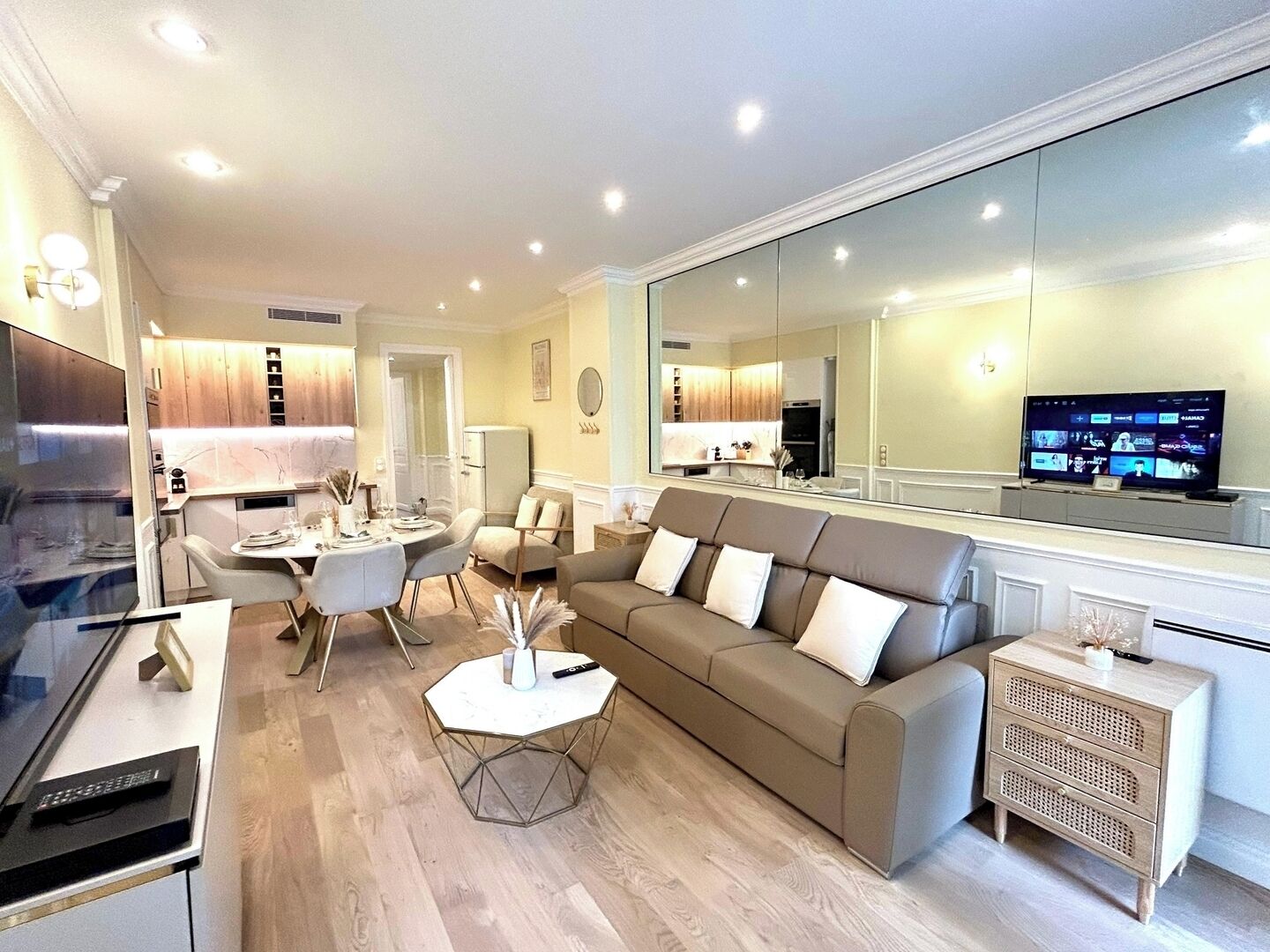 Smart-TV, DVD-Player, Stereoanlage, Arbeitsbereiche