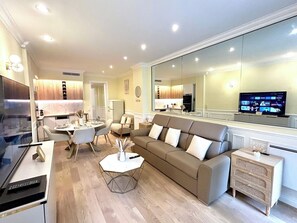 スマートテレビ、DVD プレーヤー、ステレオ、書斎 / ワークスペース