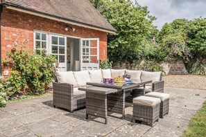 تناول الطعام بالخارج