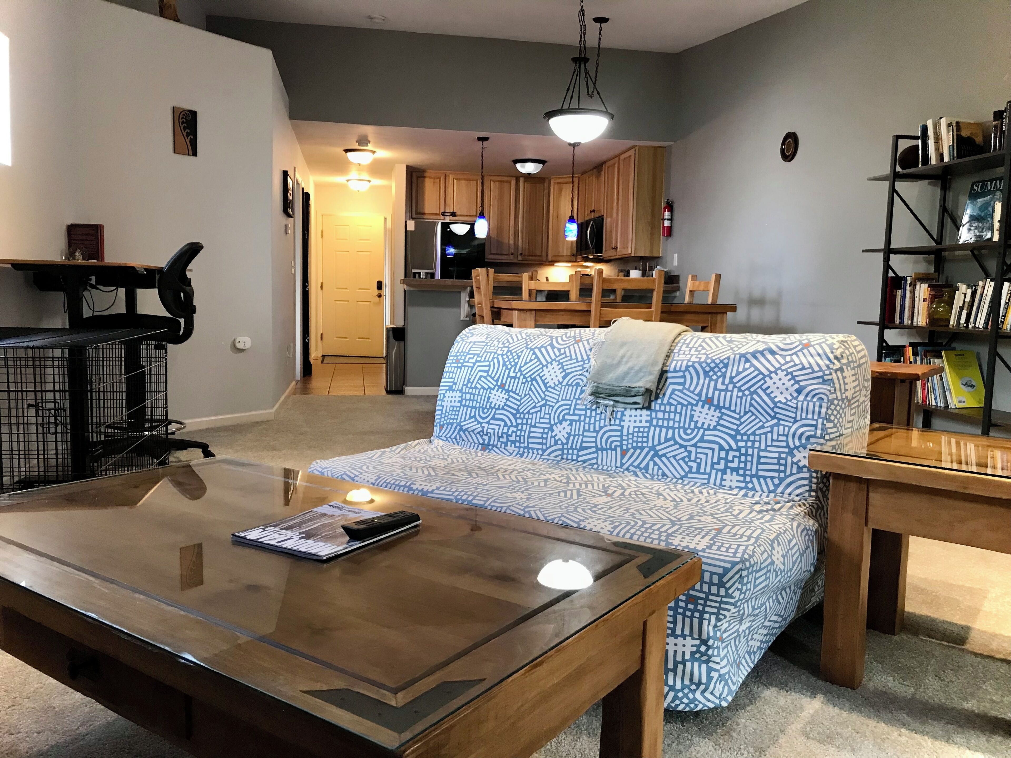 Smart-TV, Kamin, Bücher