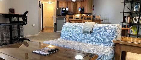 TV connectée, cheminée, livres