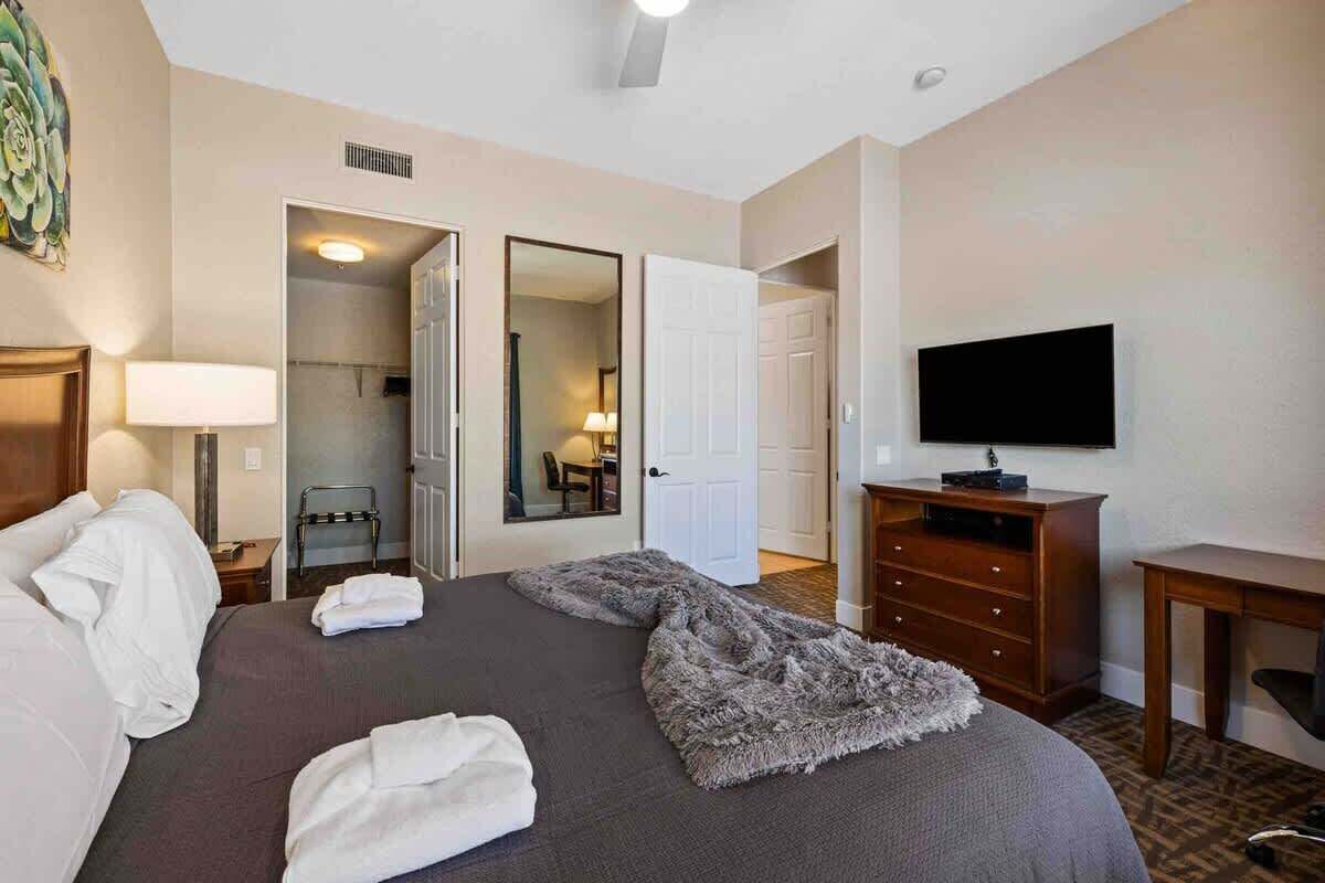 1 habitación, tabla de planchar con plancha, cuna de viaje y wifi 