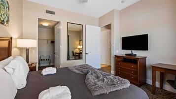 1 habitación, tabla de planchar con plancha, cuna de viaje y wifi