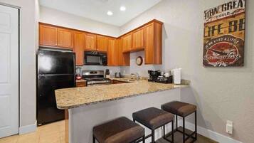 Refrigerador, parrilla de estufa y cafetera y tetera