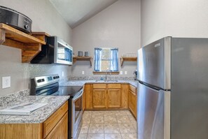 Refrigerador, microondas, horno, placa de cocina
