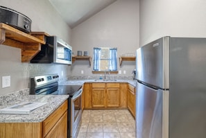 Refrigerador, microondas, horno, placa de cocina