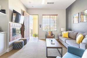 Televisión, chimenea y oficina