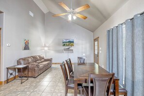 Smart TV - Oasis Cabin #4 on the Frio (Concan)