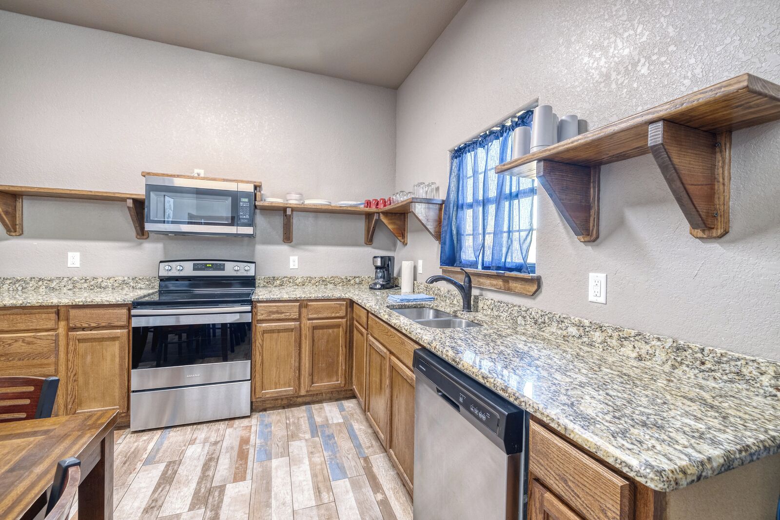 雪櫃、微波爐、焗爐、爐具