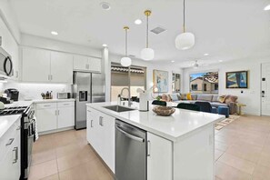 Réfrigérateur, four à micro-ondes, un four, surface de cuisson