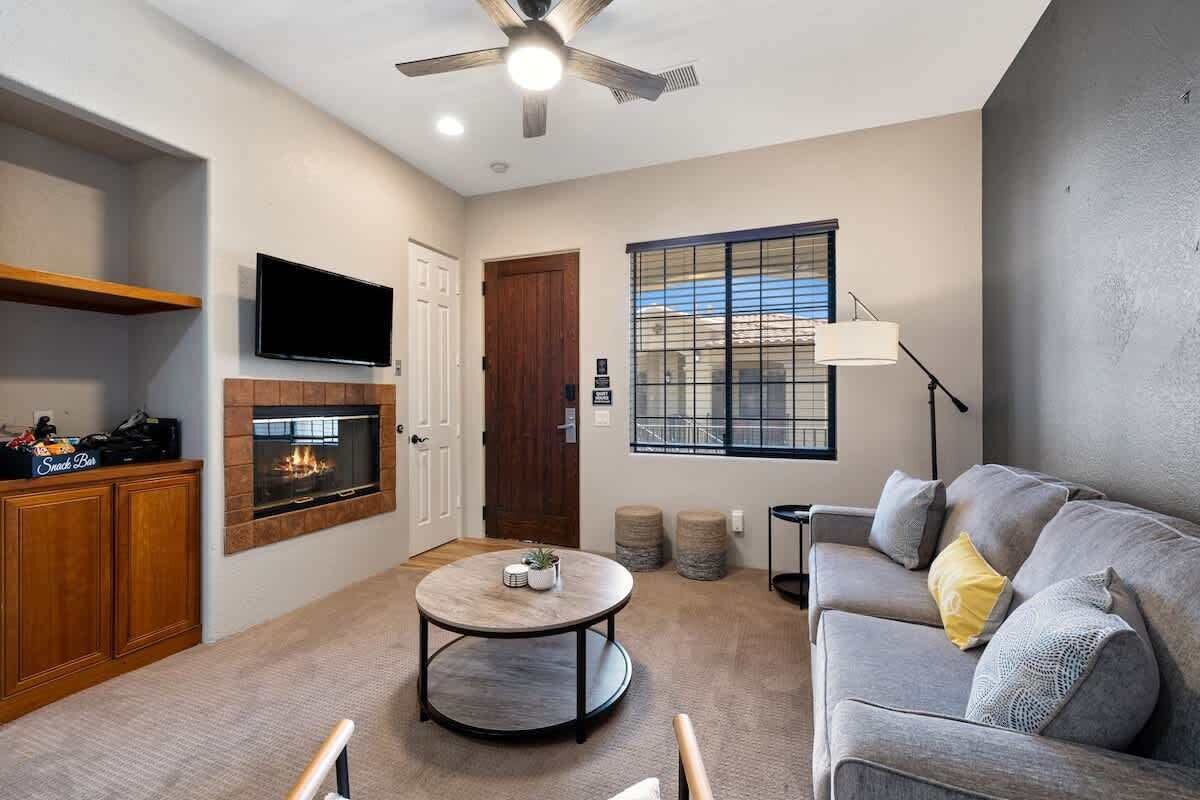 Télévision, cheminée, espaces bureaux