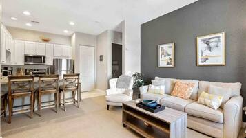 Televisión, chimenea y oficina