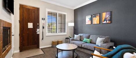 Fernseher, Kamin, Arbeitsbereiche