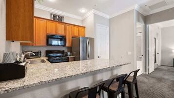 KĂŒhlschrank, Mikrowelle, Ofen, Herdplatte