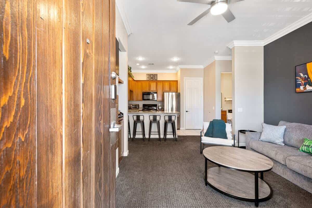 Televisio, takka, työhuone