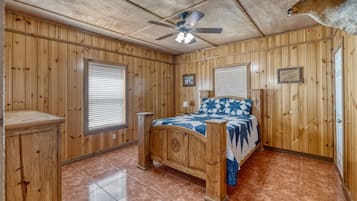 4 bedrooms, free WiFi, bed sheets, wheelchair access