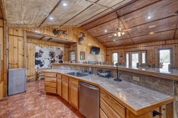 Fridge, microwave, oven, stovetop - Palomino Lodge in Concan (Concan)