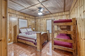4 bedrooms, free WiFi, bed sheets, wheelchair access