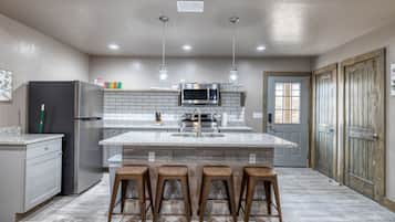 Réfrigérateur, micro-ondes, four, plaque de cuisson