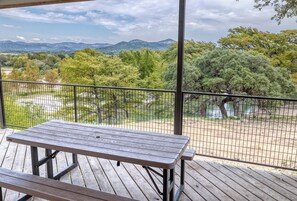 Outdoor dining - River's Edge Lodge #1 on the Frio (Concan)
