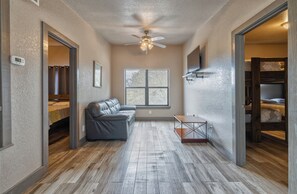 3 bedrooms, free WiFi, bed sheets - River's Edge Lodge #1 on the Frio (Concan)